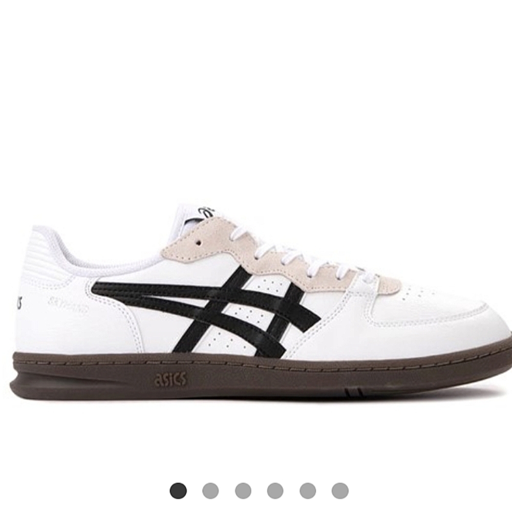 Asics Skyhand White and Black Sneakers Sz 9